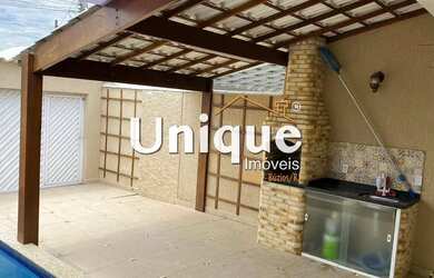 Imagem: A casa possui 3 Dormitórios, 2 Banheiros, 1 Vaga na garagem