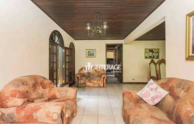 Imagem: A casa possui 3 Dormitórios, 3 Banheiros, 4 Vagas na garagem