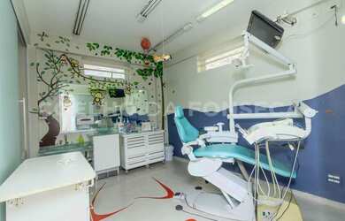 Imagem: O depósito possui 2 Vagas na garagem, 120m² de Área e está