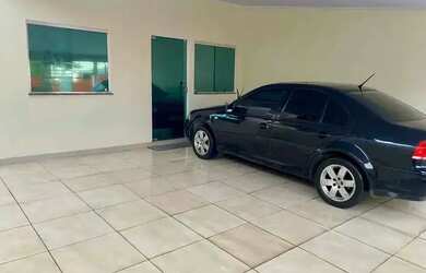 Imagem: A casa possui 3 Dormitórios, 1 Banheiro, 2 Vagas na garagem
