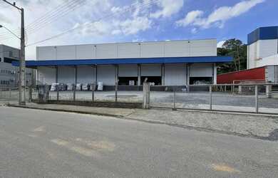 Imagem: O depósito possui 5 Vagas na garagem, 1.850m² de Área e