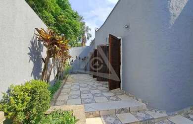 Imagem: A casa possui 5 Dormitórios, 2 Banheiros, 2 Vagas na garagem