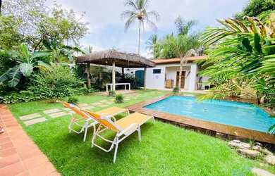 Imagem: A casa possui 3 Dormitórios, 2 Banheiros, 3 Vagas na garagem