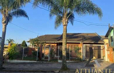 Imagem: A casa possui 3 Dormitórios, 1 Banheiro, 2 Vagas na garagem