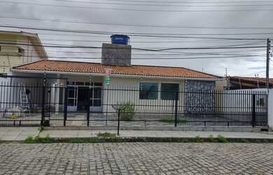 Imagem: A casa possui 3 Dormitórios, 2 Banheiros, 1 Vaga na garagem