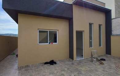 Imagem: A casa possui 3 Dormitórios, 2 Banheiros, 3 Vagas na garagem