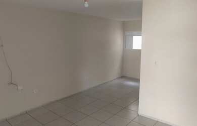 Imagem: A casa possui 2 Dormitórios, 2 Banheiros, 2 Vagas na garagem