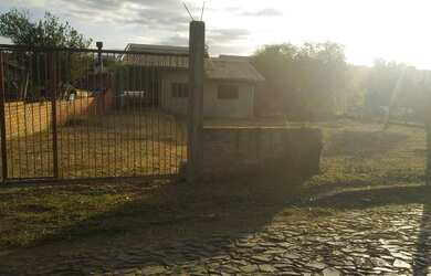Imagem: A casa possui 2 Dormitórios, 1 Banheiro, 1 Vaga na garagem