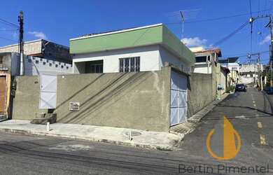 Imagem: A casa possui 2 Dormitórios, 1 Banheiro, 1 Vaga na garagem