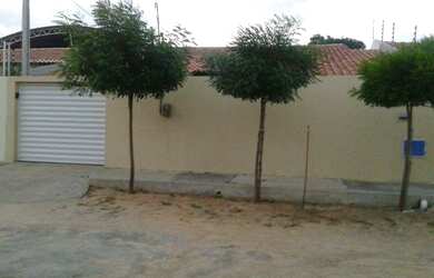 Imagem: A casa possui 3 Dormitórios, 2 Banheiros e 1 Vaga na garagem