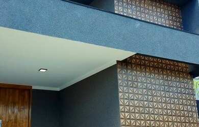 Imagem: A casa possui 3 Dormitórios, 4 Banheiros, 2 Vagas na garagem