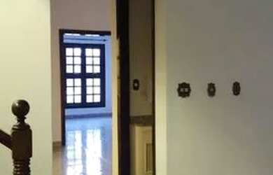 Imagem: A casa possui 3 Dormitórios, 2 Banheiros, 2 Vagas na garagem