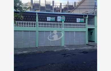 Imagem: A casa possui 4 Dormitórios, 2 Banheiros, 3 Vagas na garagem