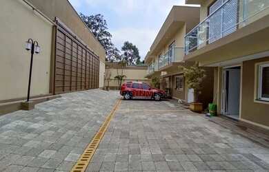 Imagem: A casa em condomínio para alugar possui 3 Dormitórios, 3 Banheiros