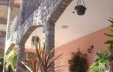 Imagem: A casa possui 4 Dormitórios, 2 Banheiros, 3 Vagas na garagem