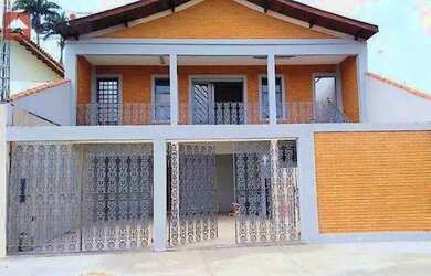 Imagem: A casa possui 3 Dormitórios, 3 Banheiros, 4 Vagas na garagem