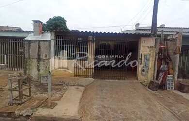 Imagem: A casa possui 2 Dormitórios, 1 Banheiro, 1 Vaga na garagem