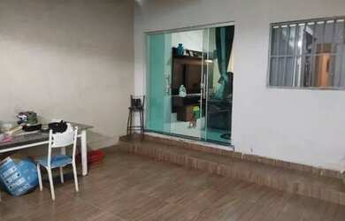 Imagem: A casa à venda possui 2 Dormitórios, 2 Banheiros, 1 Vaga na