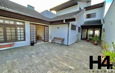 Imagem: A casa possui 3 Dormitórios, 3 Banheiros, 3 Vagas na garagem