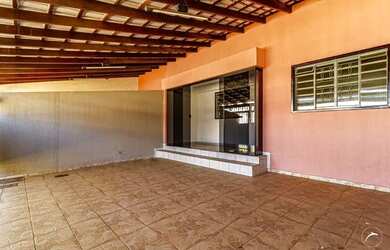 Imagem: A casa possui 2 Dormitórios, 1 Banheiro, 3 Vagas na garagem