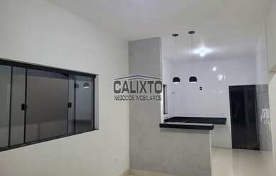 Imagem: A casa possui 2 Dormitórios, 1 Banheiro, 2 Vagas na garagem