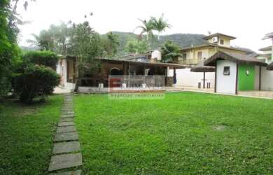 Imagem: A casa possui 3 Dormitórios, 2 Banheiros, 5 Vagas na garagem