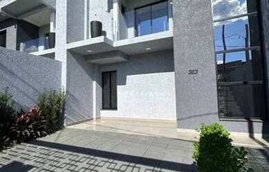 Imagem: A casa possui 3 Dormitórios, 1 Banheiro, 2 Vagas na garagem