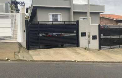 Imagem: A casa possui 3 Dormitórios, 2 Banheiros, 1 Vaga na garagem