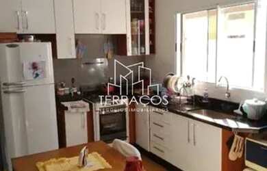 Imagem: A casa possui 2 Dormitórios, 2 Banheiros, 2 Vagas na garagem