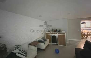 Imagem: A casa em condomínio possui 4 Dormitórios, 4 Banheiros, 4