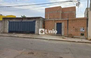 Imagem: A casa possui 2 Dormitórios, 3 Banheiros, 4 Vagas na garagem