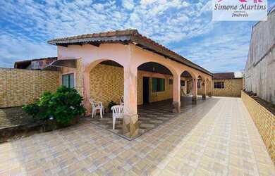 Imagem: A casa possui 3 Dormitórios, 2 Banheiros, 5 Vagas na garagem