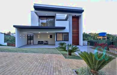 Imagem: A casa possui 4 Dormitórios, 5 Banheiros, 4 Vagas na garagem