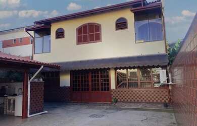 Imagem: A casa possui 3 Dormitórios, 3 Banheiros, 5 Vagas na garagem