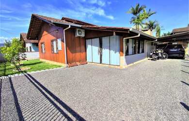 Imagem: A casa possui 3 Dormitórios, 2 Banheiros, 1 Vaga na garagem