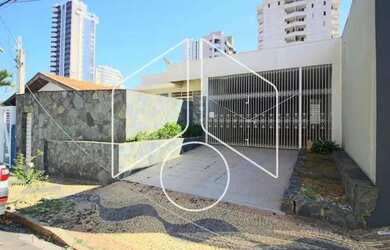 Imagem: A casa possui 3 Dormitórios, 2 Banheiros, 4 Vagas na garagem