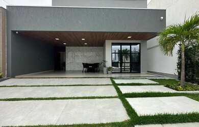 Imagem: A casa possui 3 Dormitórios, 2 Banheiros, 2 Vagas na garagem