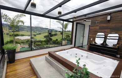 Imagem 1: A casa fica no Condomínio Vale dos Lagos, imerso na natureza, com vista...