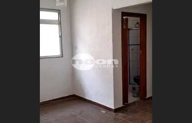 Imagem: A casa possui 3 Dormitórios, 1 Banheiro, 3 Vagas na garagem