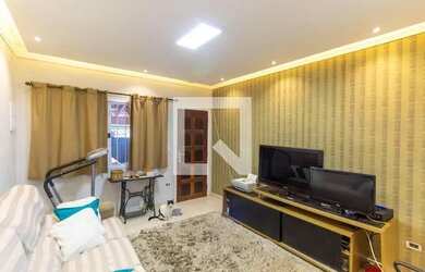 Imagem: A casa possui 3 Dormitórios, 2 Banheiros, 1 Vaga na garagem