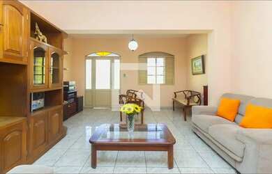 Imagem: A casa possui 3 Dormitórios, 2 Banheiros, 5 Vagas na garagem