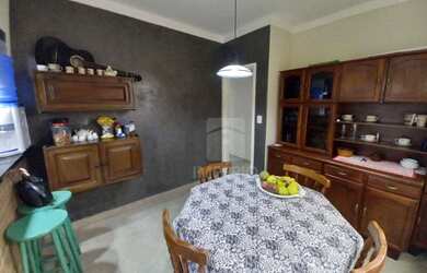 Imagem: A casa possui 2 Dormitórios, 2 Banheiros, 2 Vagas na garagem