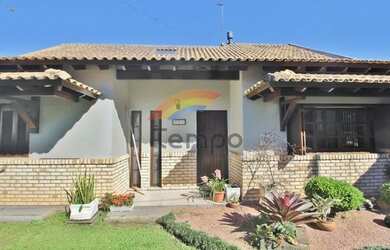 Imagem: A casa possui 3 Dormitórios, 2 Banheiros, 2 Vagas na garagem