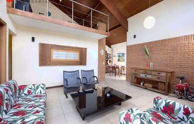 Imagem: A casa possui 4 Dormitórios, 2 Banheiros, 5 Vagas na garagem