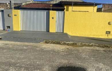 Imagem: A casa possui 3 Dormitórios, 2 Banheiros, 2 Vagas na garagem