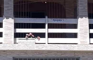 Imagem: A casa possui 5 Dormitórios, 3 Banheiros, 2 Vagas na garagem