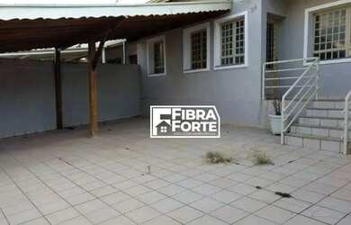 Imagem: A casa possui 3 Dormitórios, 2 Banheiros, 4 Vagas na garagem