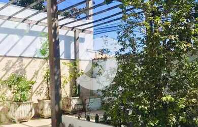 Imagem: A casa possui 3 Dormitórios, 3 Banheiros, 2 Vagas na garagem