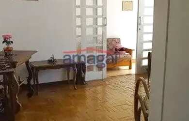 Imagem: A casa possui 3 Dormitórios, 2 Banheiros, 3 Vagas na garagem