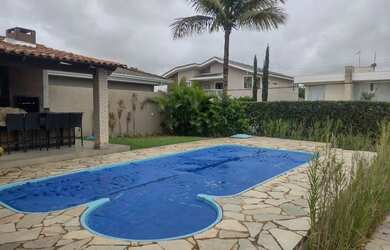 Imagem: A casa em condomínio possui 4 Dormitórios, 5 Banheiros, 4